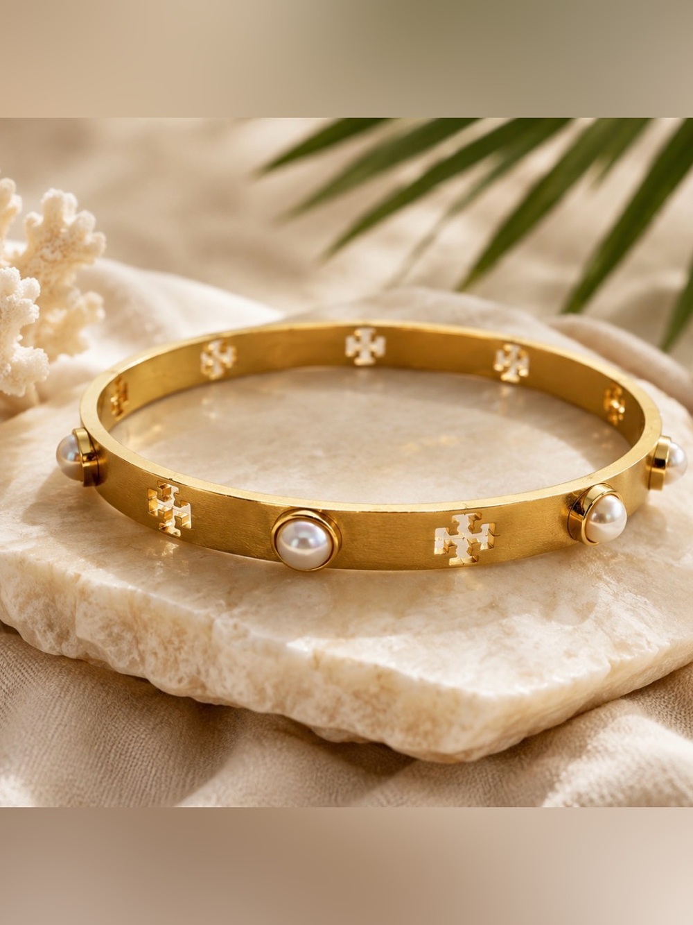 TORY BURCH GOLD TONE LOGO FAUX PEARL BANGLE BRACELET CHIC TIMELESS DESIGNER